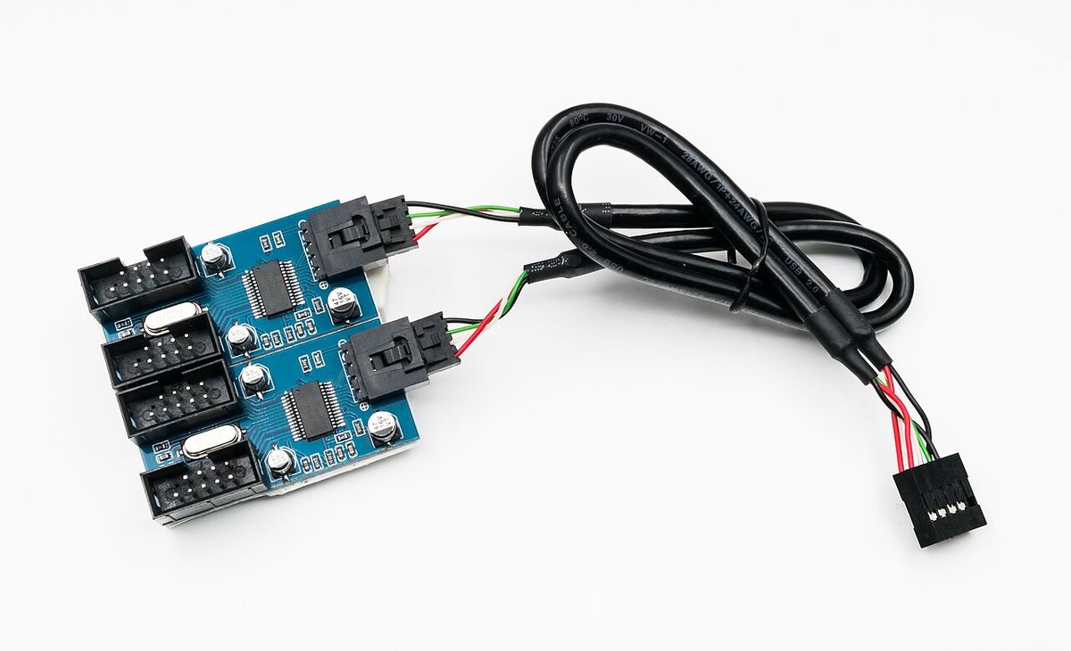 Rozbočovač USB s káblom pripravený na zapojenie do základnej dosky